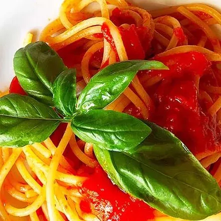 SPAGHETTI AL POMODORO E BASILICO